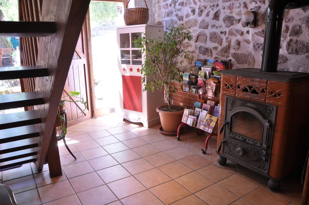 La Ferme Aux Abeilles Ambierle Exterior foto